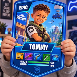 Peut inclure: Une carte rectangulaire sur le thème de Fortnite avec une bordure bleue, représentant un personnage de dessin animé, le nom TOMMY et le texte EPIC. La carte affiche cinq icônes d'armes, des barres de santé et de bouclier marquées 100.