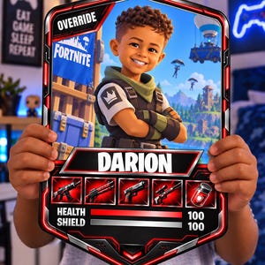 Peut inclure: Une plaque de jeu rectangulaire avec un personnage de dessin animé, le texte OVERRIDE, DARION, HEALTH 100 et SHIELD 100. Le design inclut un arrière-plan Fortnite, des icônes d'armes et des bordures rouges lumineuses sur un cadre noir en forme de bouclier.