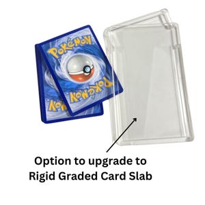 Pode incluir: Duas cartas colecion&aacute;veis Pok&eacute;mon com um porta-cartas de pl&aacute;stico transparente. As cartas t&ecirc;m um design azul e amarelo com a palavra "Pok&eacute;mon" e um gr&aacute;fico Pok&eacute; Ball. O texto diz "Option to upgrade to Rigid Graded Card Slab."