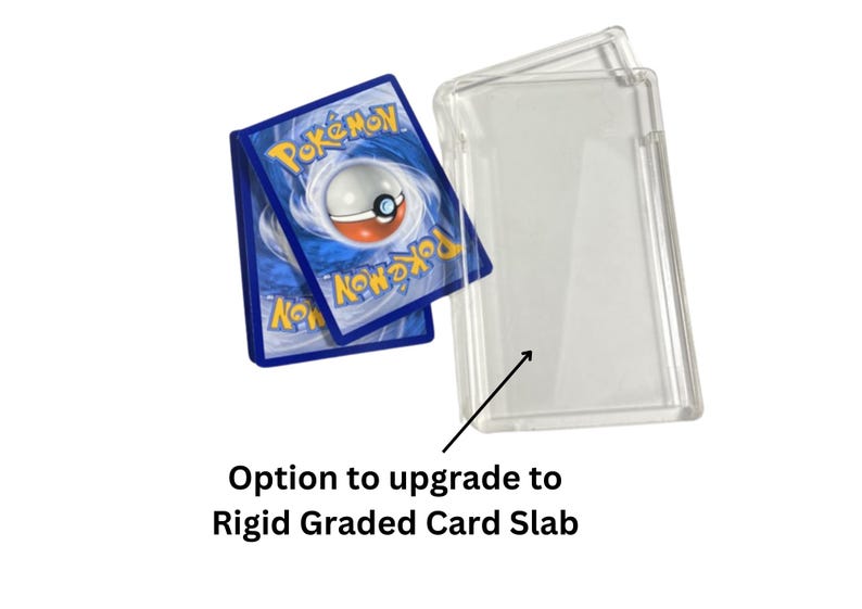 Pode incluir: Duas cartas colecion&aacute;veis Pok&eacute;mon com um porta-cartas de pl&aacute;stico transparente. As cartas t&ecirc;m um design azul e amarelo com a palavra "Pok&eacute;mon" e um gr&aacute;fico Pok&eacute; Ball. O texto diz "Option to upgrade to Rigid Graded Card Slab."