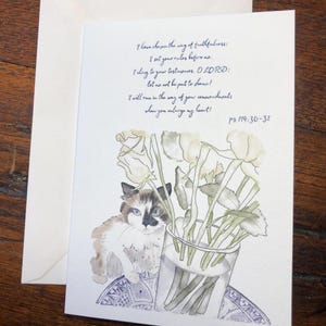 Könnte beinhalten: Eine Aquarell-Illustration einer weißen Katze mit blauen Augen, die neben einer Vase mit weißen Rosen sitzt. Das Bild enthält ein Zitat aus Psalm 119,30-32: "Ich habe den Weg der Treue erwählt: deine Regeln habe ich vor mir gesetzt. An deine Zeugnisse halte ich mich, HERR: lass mich nicht zuschanden werden! Ich werde auf dem Weg deiner Gebote laufen, wenn du mein Herz erweiterst!"