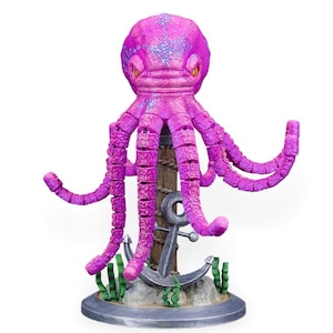 Könnte beinhalten: Eine leuchtend pinke Oktopus-Figur mit segmentierten Tentakeln und gelben Augen. Sie ist auf einem Sockel mit Anker, Holzpfosten und Seegras-Akzenten montiert. Der Oktopus ist etwa 25 cm hoch.