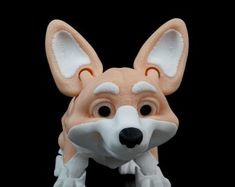 Può includere: Statuetta di corgi stampata in 3D. Il cane è di colore pesca chiaro con segni bianchi sulle zampe, sul petto e sul viso. Le grandi orecchie sono anch'esse color pesca con dettagli bianchi. Ha un naso nero e occhi scuri.
