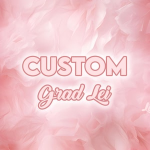 Könnte beinhalten: Der Text "Custom Grad Lei" auf einem rosa Hintergrund mit weicher, strukturierter Optik.