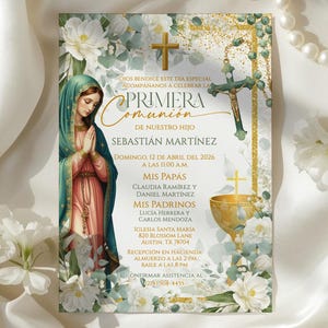 Könnte beinhalten: Eine Erstkommunion-Einladungskarte mit floralem Design und goldenem Kreuz. Die Karte zeigt eine Illustration der Jungfrau Maria und enthält Veranstaltungsdetails wie den Namen des Kindes, Datum und Uhrzeit. Die Karte ist von weißen Blumen umgeben.