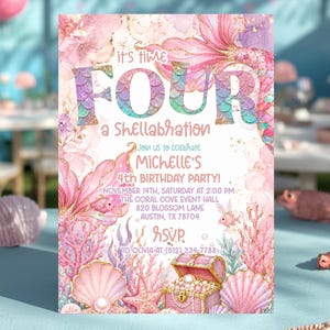 Könnte beinhalten: Eine Einladung zum Geburtstag mit Meerjungfrauen-Motiv, auf der das Wort "FOUR" in großen, farbenfrohen Buchstaben steht. Die Einladung hat ein rosa-, lila- und goldfarbenes Farbschema mit Illustrationen von Muscheln und Korallen. Die Einladung enthält Party-Details.