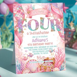 Könnte beinhalten: Eine Einladung zum Geburtstag mit Meerjungfrauen-Motiv und dem Text "It's Time Four a Shellabration". Die Einladung hat rosa, lila und goldfarbene Akzente mit einer Muschel- und Schatzkisten-Illustration. Für Adrianas 4. Geburtstag.