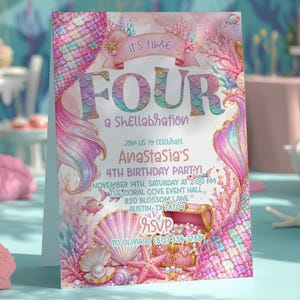 Könnte beinhalten: Eine Einladung zum Geburtstag mit Meerjungfrauen-Motiv mit dem Text "FOUR" und "a Shellabration". Die Einladung ist mit Meerjungfrauenschwänzen, Muscheln und Korallen in Rosa-, Lila- und Türkistönen verziert. Die Einladung enthält Party-Details.