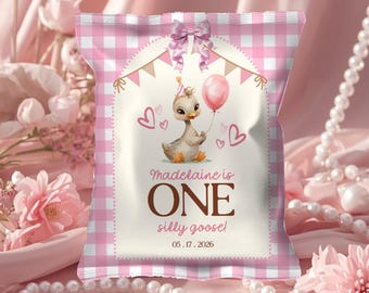 Op de afbeelding: Roze en witte geruite partijzak met een cartoon gans die een roze ballon vasthoudt. De zak heeft de tekst "Madeline is ONE silly goose!" en de datum 05.17.2026.