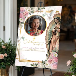 Peut inclure: Un panneau comm&eacute;moratif sur un chevalet noir pr&eacute;sente le portrait d'une femme &acirc;g&eacute;e, entour&eacute; de motifs floraux et religieux. Le panneau comprend le texte "Celebrando la vida de Mar&iacute;a Elena Castillo" et les dates de naissance et de d&eacute;c&egrave;s.