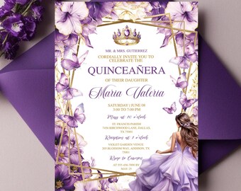 Pode incluir: Convite para quinceañera roxo e dourado com um design floral e uma coroa. O convite inclui o texto "Quinceañera" e o nome "Maria Valeria".