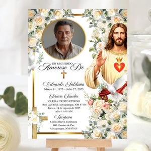 Pode incluir: Um cartão de memória com um retrato de um homem, arranjos florais e símbolos religiosos. O cartão inclui texto em espanhol, com datas e detalhes do serviço. O design incorpora detalhes dourados e uma imagem de Jesus.