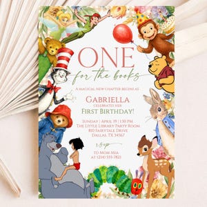 Könnte beinhalten: Eine Einladungskarte zum ersten Geburtstag mit Illustrationen von Märchenfiguren wie Tinkerbell, Peter Pan, Curious George, Winnie Puuh, dem Kater mit Hut, Paddington Bär, Balu, Mogli, Peter Hase, Bambi und der kleinen Raupe Nimmersatt.