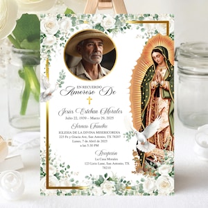 以下が含まれることがあります： 男性の肖像画と聖母マリアのイラストが描かれた記念カード。カードには花柄と金色の装飾が施され、スペイン語のテキストが書かれています。このカードはJesus Esteban Moralesに捧げられています。