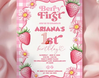 Può includere: Un invito di compleanno rettangolare con un bordo a quadretti vichy rosa e bianco, decorato con illustrazioni di fragole e margherite rosa. Il testo riporta Berry First, Ariana's 1st birthday, i dettagli dell'evento e le informazioni RSVP.