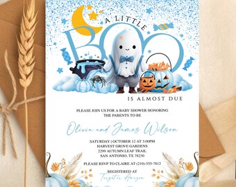 Peut inclure: Invitation de baby shower sur le thème bleu et blanc. Le design présente un fantôme de dessin animé avec un nœud papillon, des citrouilles et le texte "A Little Boo Is Almost Due." Détails de l'événement et RSVP inclus.
