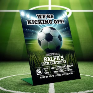 Convite de aniversário "Vamos chutar o futebol" com modelo editável do Canva, cartão de convite de aniversário de futebol, convite para festa de futebol com download instantâneo