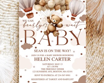 Könnte beinhalten: Babyparty-Einladung mit einem Teddybär, der Luftballons hält, Heißluftballons und dem Text "We can bearly wait BABY". Die Einladung enthält Details für Seans Babyparty, veranstaltet von Helen Carter.