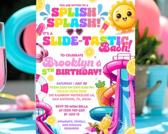 Puede incluir: Una colorida invitación de cumpleaños con el texto "Splish Splash! Slide-tastic Bash!" con una ilustración de tobogán acuático, limones y un sol sonriente. La invitación es para el 5º cumpleaños de Brooklyn.