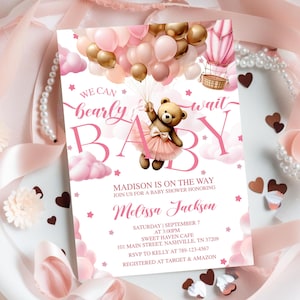 Puede incluir: Invitación para baby shower con temática rosa y dorada. La invitación presenta un osito de peluche con globos, el texto "We can bearly wait BABY" y detalles del evento. Elementos decorativos: nubes, estrellas y globo aerostático.