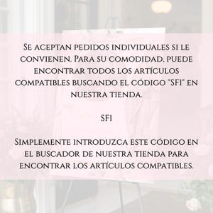 Peut inclure: Un panneau blanc sur un chevalet noir avec du texte en espagnol. Le texte explique comment trouver des articles compatibles en recherchant le code "SFI" dans la boutique. Le panneau a un calque rose.