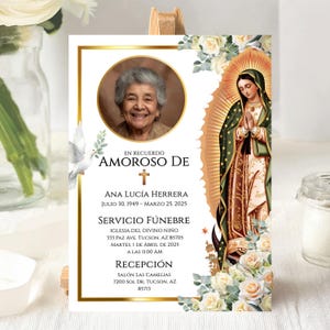 Op de afbeelding: Een herdenkingskaart met een gouden rand toont een portret van een vrouw, tekst en een illustratie van de Maagd van Guadalupe. De tekst bevat de naam Ana Lucía Herrera, data en service details.