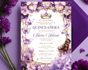 Pode incluir: Um convite de Quinceañera roxo e dourado com uma borda floral, borboletas e uma coroa. O convite inclui o nome Maria Valeria, a data e a hora do evento, e o local da missa e da recepção.