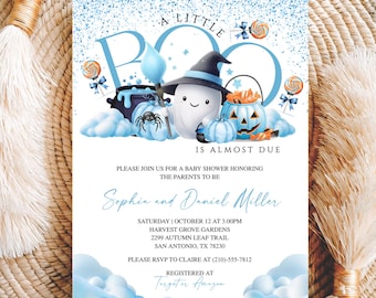 Peut inclure: Une invitation à une baby shower sur le thème d'Halloween. L'invitation présente un fantôme portant un chapeau de sorcière, des citrouilles et le texte "A Little Boo Is Almost Due". L'invitation comprend les noms des parents, la date, l'heure et le lieu.