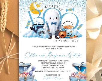 Peut inclure: Invitation de baby shower sur le thème d'Halloween. L'invitation présente un fantôme de dessin animé avec un nœud papillon bleu, entouré de citrouilles, de bonbons et d'un chaudron. Le texte dit "A Little Boo is Almost Due" et inclut les détails de l'événement.