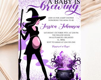 Puede incluir: Una invitación a un baby shower con temática de brujas. La invitación presenta una silueta de bruja embarazada sosteniendo una escoba, con el texto "A Baby is Brewing". La invitación incluye detalles del evento y está decorada con detalles morados.