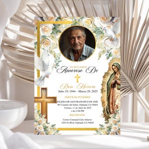 Puede incluir: Una tarjeta conmemorativa con un retrato de un hombre en un marco dorado, rodeada de ilustraciones florales y palomas. La tarjeta incluye texto en español, con fechas e información del servicio.
