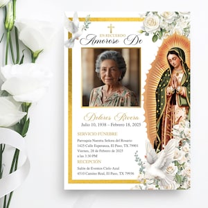 以下が含まれることがあります： ドロレス・リベラの写真とスペイン語のテキストが書かれた記念カード。カードは金の縁取り、白い鳩、花のアクセントが特徴です。テキストには日付とサービス情報が含まれています。