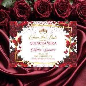 Può includere: Un invito per quinceañera con una cornice geometrica dorata, con rose rosse e farfalle. Il testo "Save the Date" è in oro, con il nome "Maria Luciana" in bordeaux. Sono inclusi anche la data e il luogo.