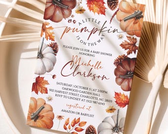 Puede incluir: Una invitación a un baby shower con calabazas de acuarela, hojas de otoño y piñas. El texto dice "A Little Pumpkin is on the Way" e incluye los detalles del evento para el baby shower de Michelle Clarkson.