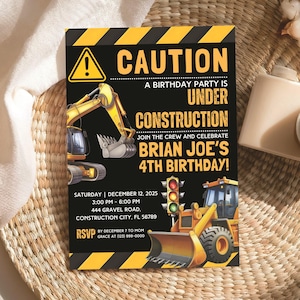 Puede incluir: Una invitación de cumpleaños de construcción en negro y amarillo para el 4º cumpleaños de Brian Joe. La invitación presenta una excavadora amarilla y una retroexcavadora amarilla con un semáforo. El texto dice "Atención: Una fiesta de cumpleaños está en construcción. ¡Únete a la tripulación y celebra el 4º cumpleaños de Brian Joe!" La fiesta es el sábado 12 de diciembre de 2025, de 3:00 PM a 6:00 PM en 444 Gravel Road, Construction City, FL 56789. RSVP antes del 7 de diciembre a mamá Grace al (123) 999-0000.