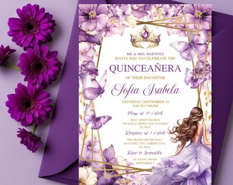 Pode incluir: Convite para Quinceañera roxo e dourado com design floral e borboletas. O convite inclui o nome Sofia Isabela e a data 14 de setembro.