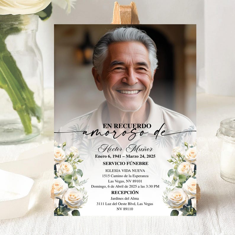 Peut inclure: Une carte comm&eacute;morative avec une photo d'un homme souriant aux cheveux gris. La carte contient du texte en espagnol, des d&eacute;corations florales et les d&eacute;tails de l'&eacute;v&eacute;nement : "EN RECUERDO amoroso de Hector Mu&ntilde;oz, January 6, 1941 - March 24, 2025, Servicio Funebre, Iglesia Vida Nueva, Las Vegas, NV."