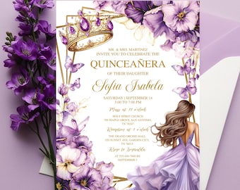 Pode incluir: Um convite de Quinceañera roxo e dourado com um design floral e uma coroa. O convite inclui o texto "MR. & MRS. MARTINEZ INVITE YOU TO CELEBRATE THE QUINCEAÑERA OF THEIR DAUGHTER Sofia Isabela" e os detalhes do evento.