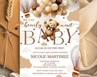 Könnte beinhalten: Einladung zur Babyparty mit Teddybär und Ballons. Der Text lautet "We can bearly wait BABY" mit Veranstaltungsdetails: Nicole Martinez, Datum, Uhrzeit und Ort. Das Design umfasst Heißluftballons und Wolken.