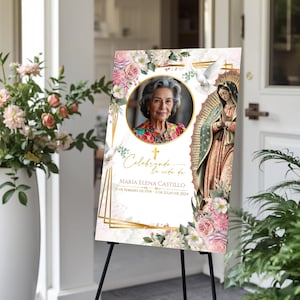 Peut inclure: Un panneau comm&eacute;moratif avec un portrait d'une femme &acirc;g&eacute;e, entour&eacute; de fleurs et de symboles religieux. Le panneau indique "Celebrando la vida de Mar&iacute;a Elena Castillo" et comprend les dates de naissance et de d&eacute;c&egrave;s. Il est pr&eacute;sent&eacute; sur un chevalet noir.