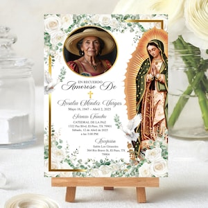 Puede incluir: Una tarjeta conmemorativa sobre un pequeño caballete de madera. La tarjeta presenta un retrato de una mujer, una ilustración religiosa y texto en español. Rosas blancas y vegetación enmarcan el diseño. El texto incluye fechas y detalles del servicio.