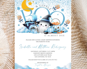 Może przedstawiać: Zaproszenie na baby shower w niebiesko-białej kolorystyce. Projekt przedstawia kreskówkowego ducha w kapeluszu czarownicy, dynie i tekst "A Little Boo Is Almost Due". Zaproszenie zawiera szczegóły wydarzenia i informacje RSVP.