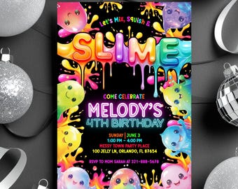 Può includere: Un invito colorato per una festa di compleanno di 4 anni a tema slime. L'invito presenta uno sfondo nero con slime che cola in vari colori, tra cui rosa, verde, blu e giallo. Il testo "Let's Mix, Squish & Slime" è scritto in lettere arcobaleno nella parte superiore dell'invito. Il testo "Come Celebrate Melody's 4th Birthday" è scritto in lettere rosa neon. L'invito include anche la data, l'ora e il luogo della festa.