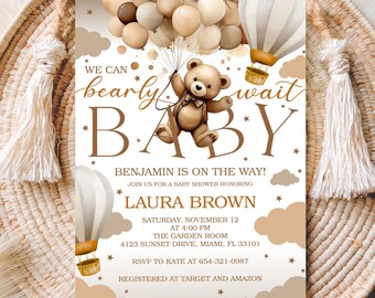 Könnte beinhalten: Babyparty-Einladung mit Teddybär und Luftballons. Die Einladung ist in Braun- und Beigetönen gehalten und trägt den Text "We can bearly wait BABY". Details: Name Benjamin, Datum, Uhrzeit und Ort.