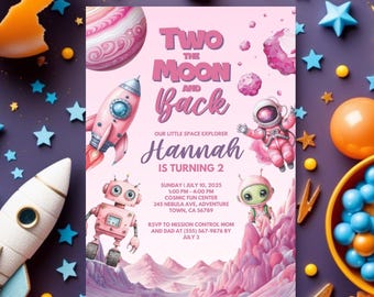 Puede incluir: Invitación de cumpleaños de temática espacial rosa y morada para una niña que cumple dos años. La invitación presenta un cohete, un robot, un astronauta y un extraterrestre. El texto dice "Two the Moon and Back" y "Hannah cumple 2 años".