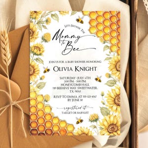Invitación para baby shower de mamá a abeja, invitación para baby shower de abeja, abeja de miel floral moderna, tarjeta digital editable, descarga instantánea de Canva.