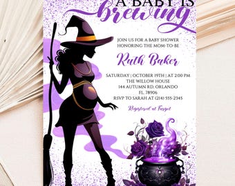 Puede incluir: Invitación a un baby shower morada y negra con temática de brujas. La invitación presenta una silueta de una bruja embarazada con una escoba y el texto "A Baby is Brewing". La invitación incluye el nombre Ruth Baker, la fecha, la hora y el lugar.