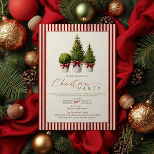 Könnte beinhalten: Eine Weihnachtsparty-Einladung mit rot-weiß gestreiftem Rand. Die Einladung zeigt drei Topf-Weihnachtsbäume mit roten Schleifen. Der Text lautet "Christmas Party" und enthält Eventdetails.