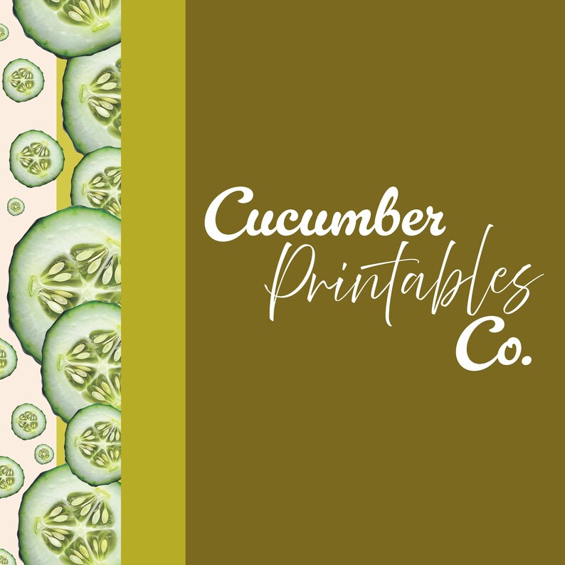 Peut inclure: Une conception graphique avec des tranches de concombre sur un fond rose clair, avec une bande verticale vert olive. Le texte "Cucumber Printables Co." est en &eacute;criture blanche sur un fond vert olive.