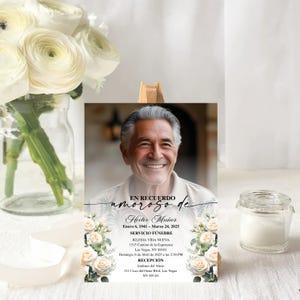 Peut inclure: Une carte comm&eacute;morative avec une photo d'un homme souriant aux cheveux gris. La carte contient du texte en espagnol, des motifs floraux et les dates du 6 janvier 1941 au 24 mars 2025. La carte est pr&eacute;sent&eacute;e avec des fleurs blanches.